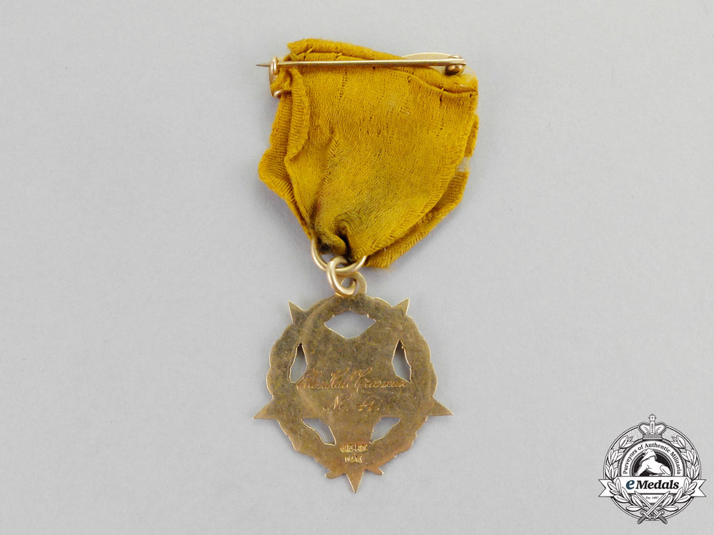 united_states._a_washington_headquarters_association_breast_badge_in_gold,_c.1920_m17-1671
