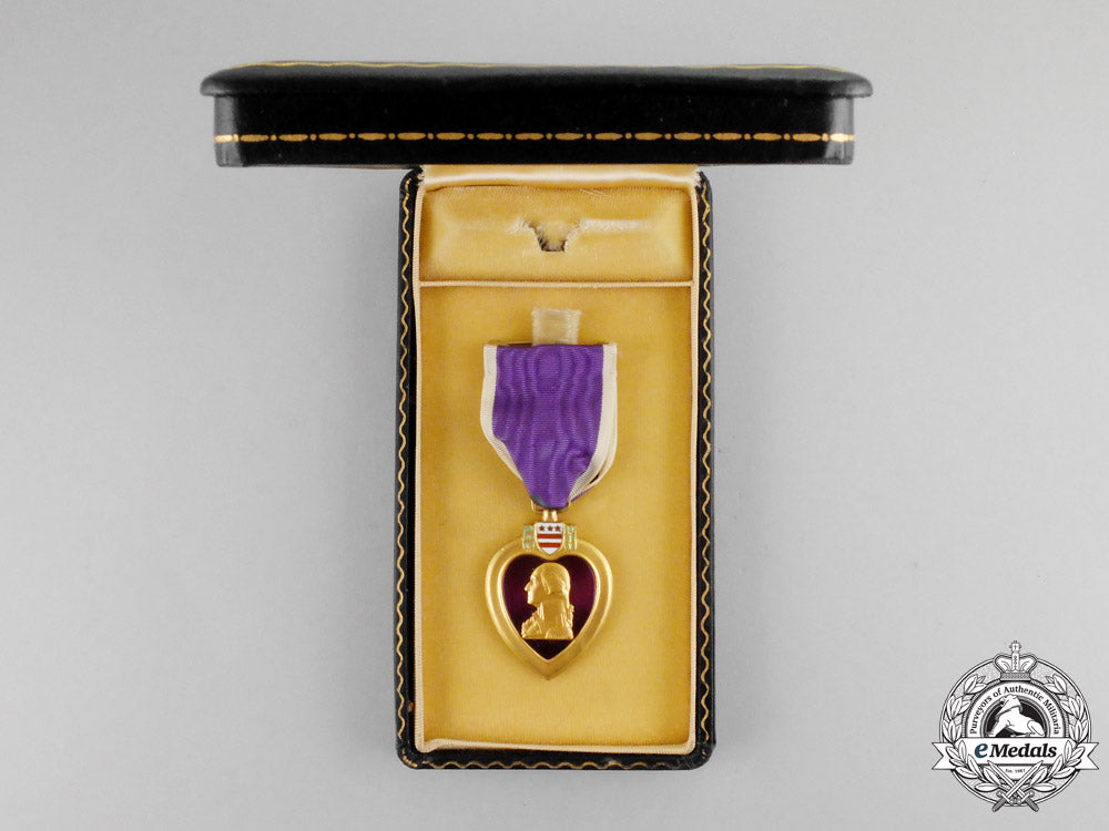 united_states._a_purple_heart_with_case,_c.1945_m17-1827