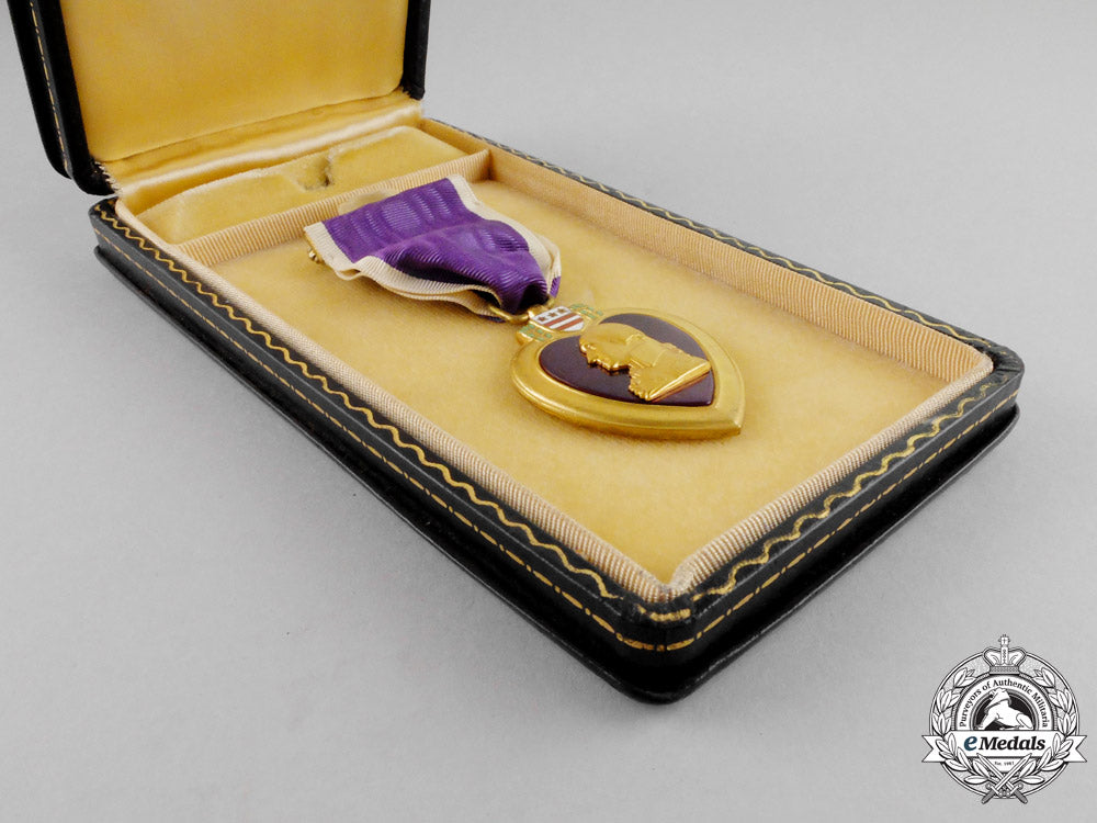 united_states._a_purple_heart_with_case,_c.1945_m17-1828