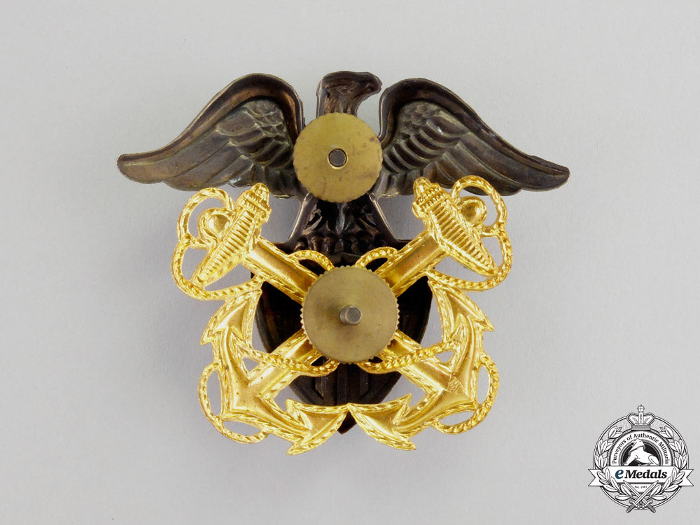 united_states._a(_usn)_officer's_cap_badge,_c.1942_m17-2169
