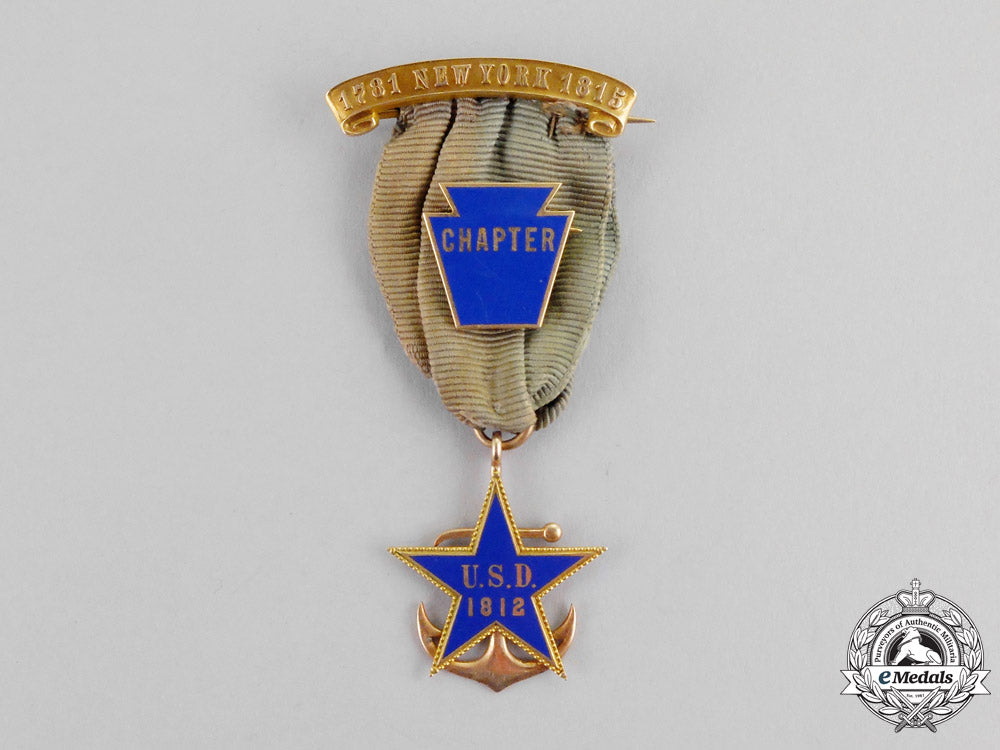 united_states._a_daughters_of1812_membership_badge_in_gold,_pennsylvania_chapter_clasp,_c.1896_m17-2197_1