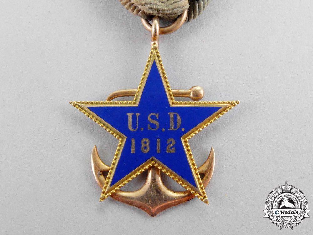 united_states._a_daughters_of1812_membership_badge_in_gold,_pennsylvania_chapter_clasp,_c.1896_m17-2198_1