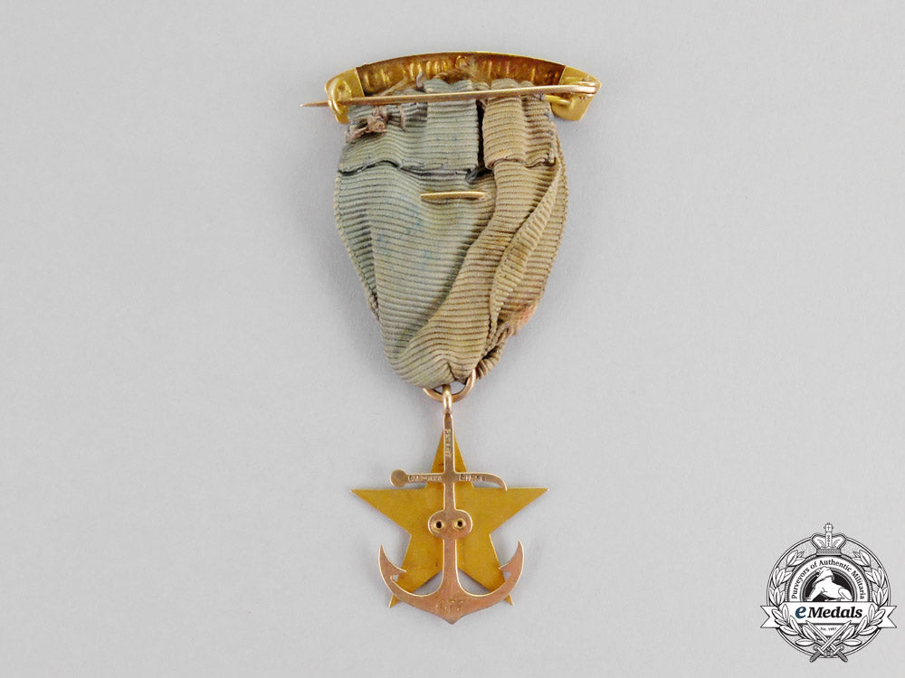 united_states._a_daughters_of1812_membership_badge_in_gold,_pennsylvania_chapter_clasp,_c.1896_m17-2200_1