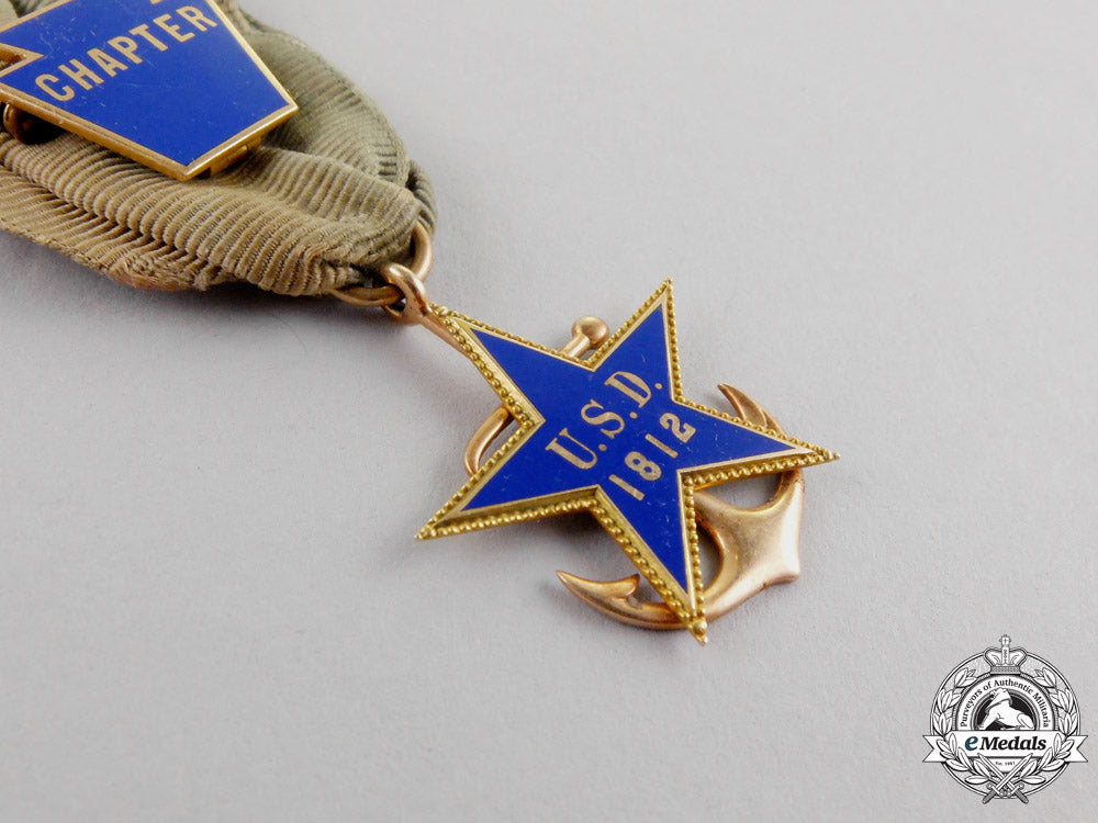 united_states._a_daughters_of1812_membership_badge_in_gold,_pennsylvania_chapter_clasp,_c.1896_m17-2201_1
