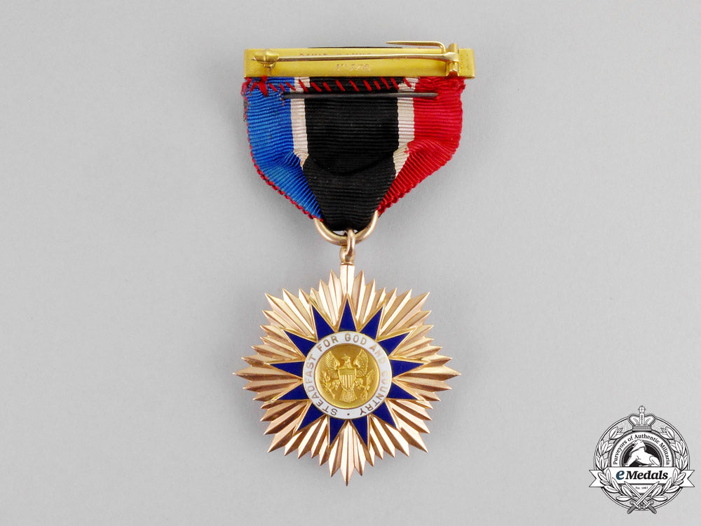 united_states._an_order_of_founders_and_patriots_of_america_membership_badge_in_gold,_c.1897_m17-2216