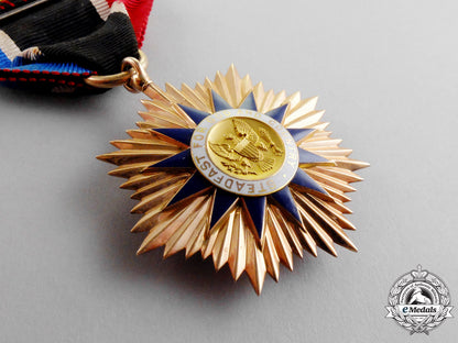 united_states._an_order_of_founders_and_patriots_of_america_membership_badge_in_gold,_c.1897_m17-2218