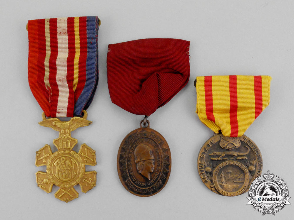 united_states._a_lot_of_three_badges_and_medals_m17-2799