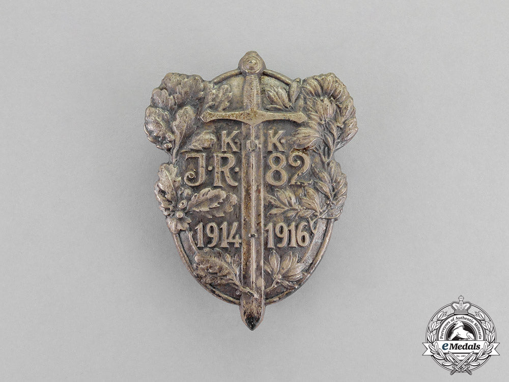 austria,_imperial._a1916_infantry_regiment82_cap_badge_m18-0825