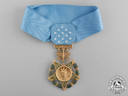 united_states._an_air_force_medal_of_honor_with_case_m18-2137