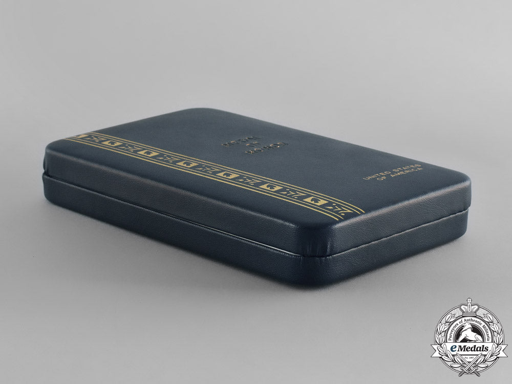 united_states._an_air_force_medal_of_honor_with_case_m18-2143