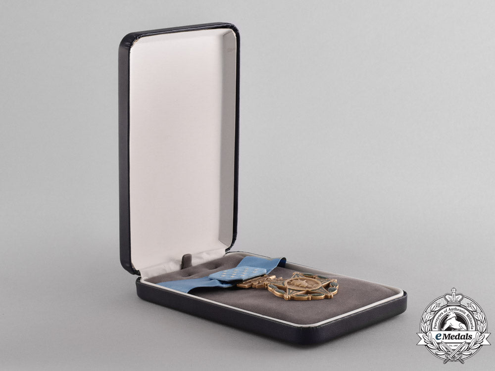 united_states._an_air_force_medal_of_honor_with_case_m18-2144