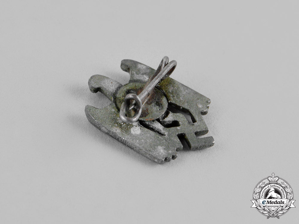 germany._three_second_war_german_pins_and_badges_m18-2165