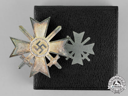 germany._a_war_merit_cross_first_class_with_swords,_cased,_by_deschler_m18-2174