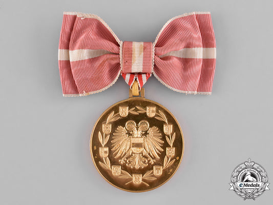 austria,_first_republic._a_large_gold_merit_medal,_ladies_version,_c.1932_m181_1386