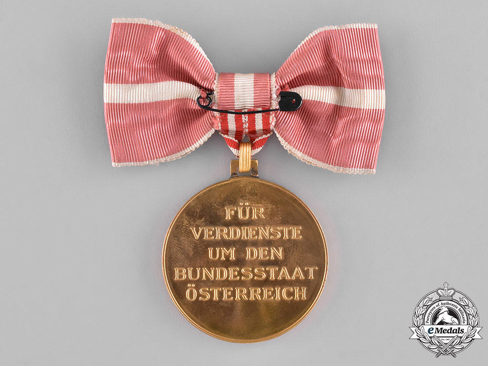 austria,_first_republic._a_large_gold_merit_medal,_ladies_version,_c.1932_m181_1387