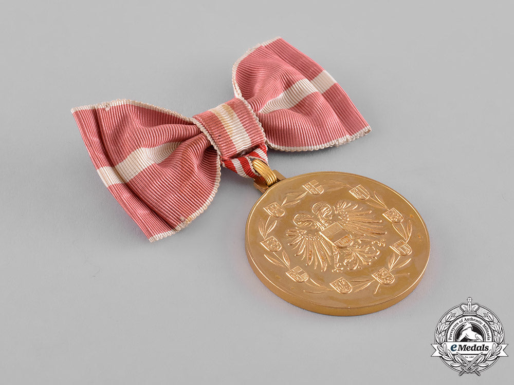 austria,_first_republic._a_large_gold_merit_medal,_ladies_version,_c.1932_m181_1388