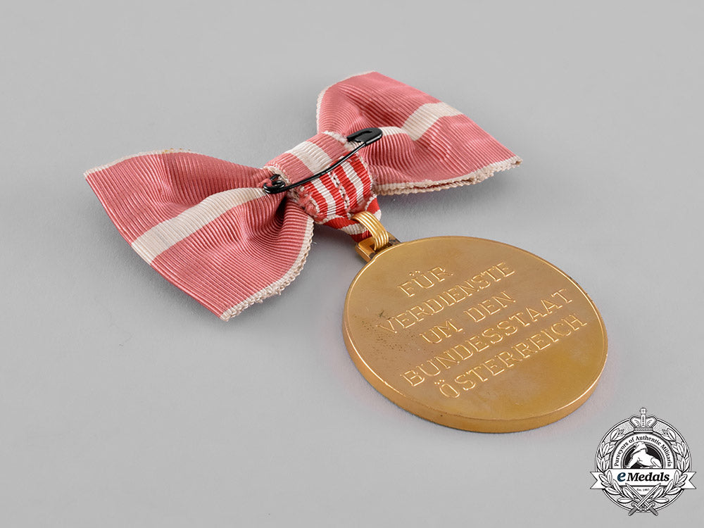 austria,_first_republic._a_large_gold_merit_medal,_ladies_version,_c.1932_m181_1389