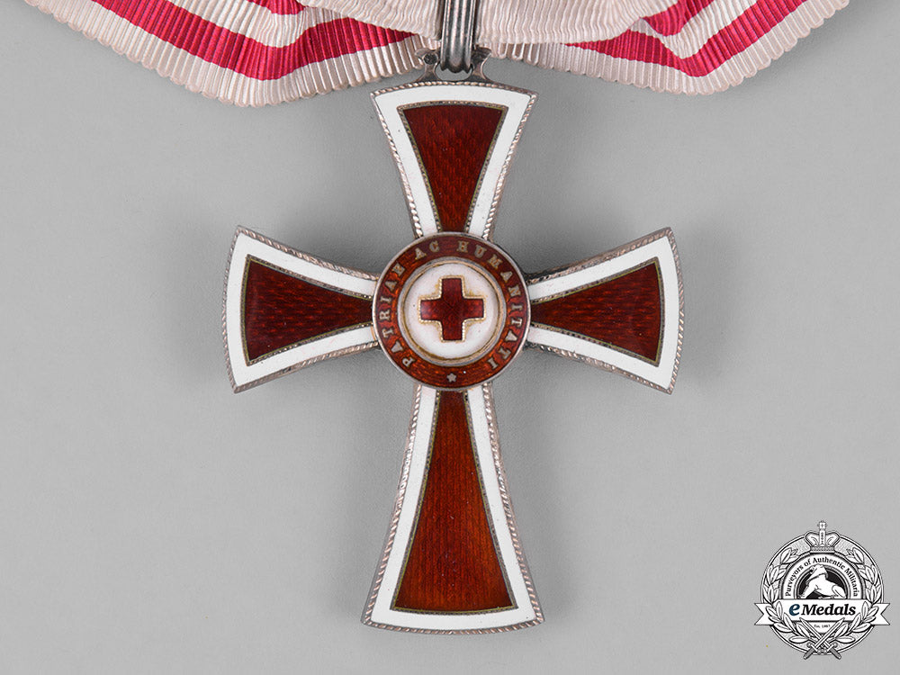 austria,_empire._an_honour_decoration_of_the_red_cross,_first_class,_c.1914_m181_2290