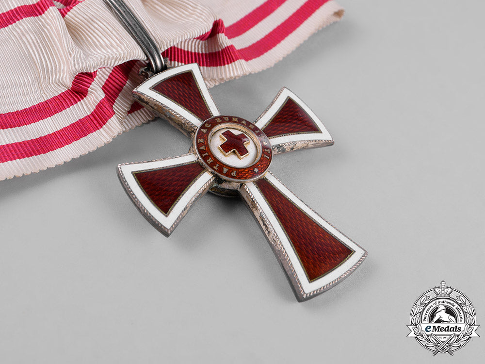 austria,_empire._an_honour_decoration_of_the_red_cross,_first_class,_c.1914_m181_2292