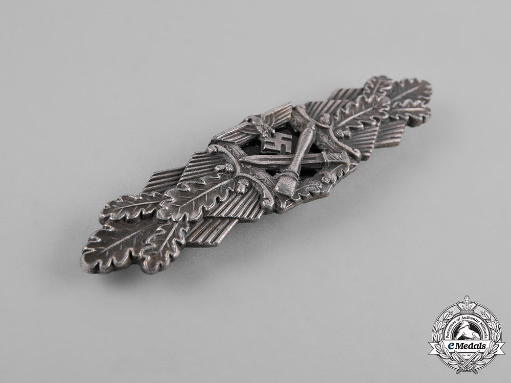 germany,_wehrmacht._a_wehrmacht_close_combat_clasp,_silver_grade,_by_c._e._juncker,_type1.13.1_m181_2541