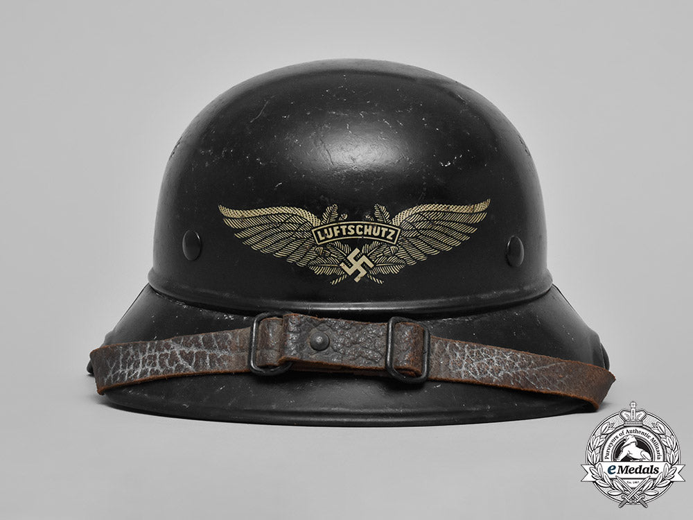 germany,_luftschutz._an_air_raid_protection“_gladiator”_helmet,_c.1939_m181_3692