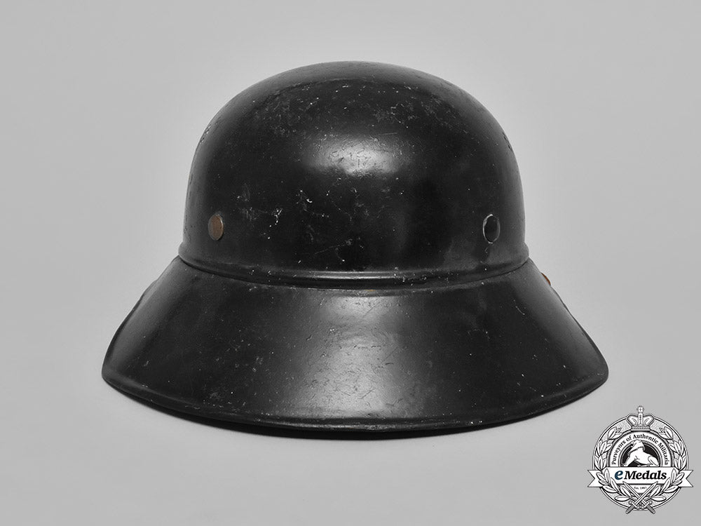 germany,_luftschutz._an_air_raid_protection“_gladiator”_helmet,_c.1939_m181_3694