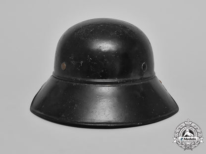 germany,_luftschutz._an_air_raid_protection“_gladiator”_helmet,_c.1939_m181_3694