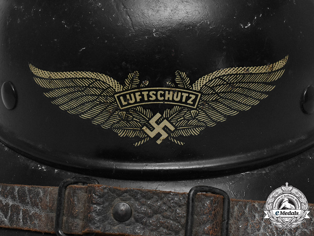germany,_luftschutz._an_air_raid_protection“_gladiator”_helmet,_c.1939_m181_3696