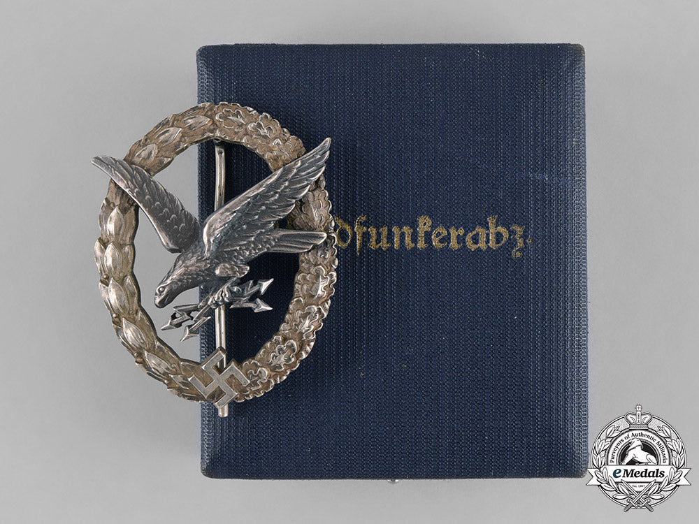 germany,_luftwaffe._a_cased_radio_operator_badge,"_thin_wreath",_by_c.e._juncker,_c.1937_m181_4163