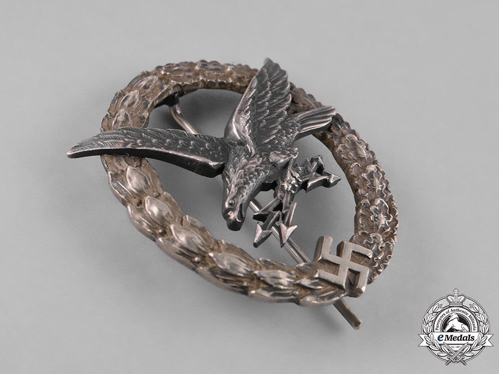 germany,_luftwaffe._a_cased_radio_operator_badge,"_thin_wreath",_by_c.e._juncker,_c.1937_m181_4166