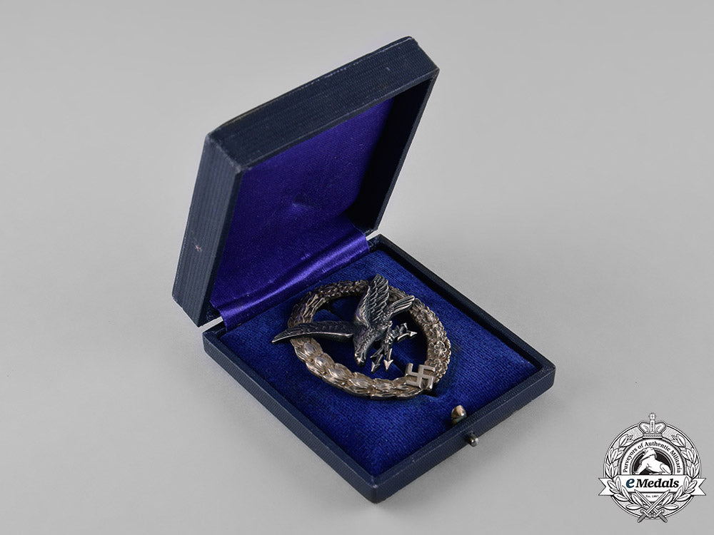 germany,_luftwaffe._a_cased_radio_operator_badge,"_thin_wreath",_by_c.e._juncker,_c.1937_m181_4172