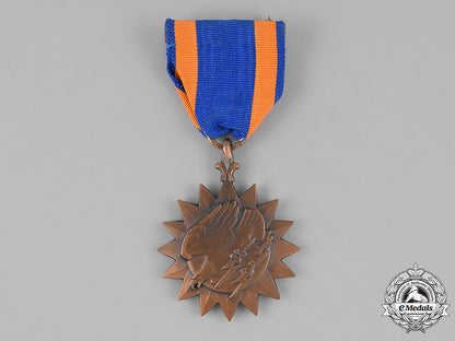 united_states._an_air_medal,_to_j.e._vaisey,1945_m181_5188