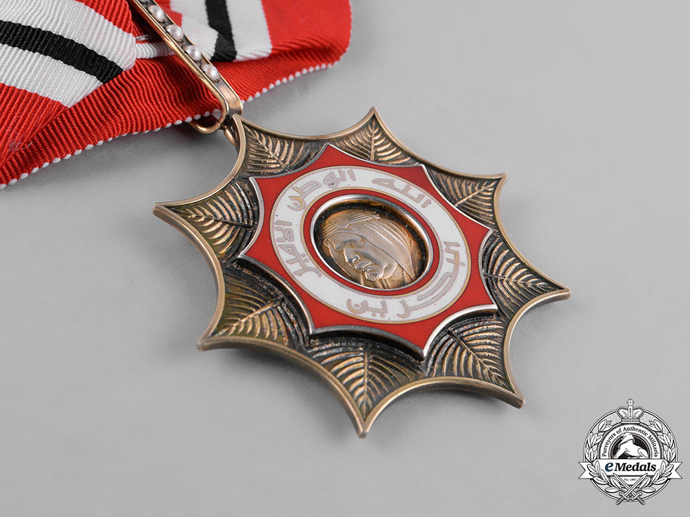 bahrain,_kingdom._a_khalifiyyeh_order_of_bahrain,_ii_class_badge,_c.1980_m181_5601