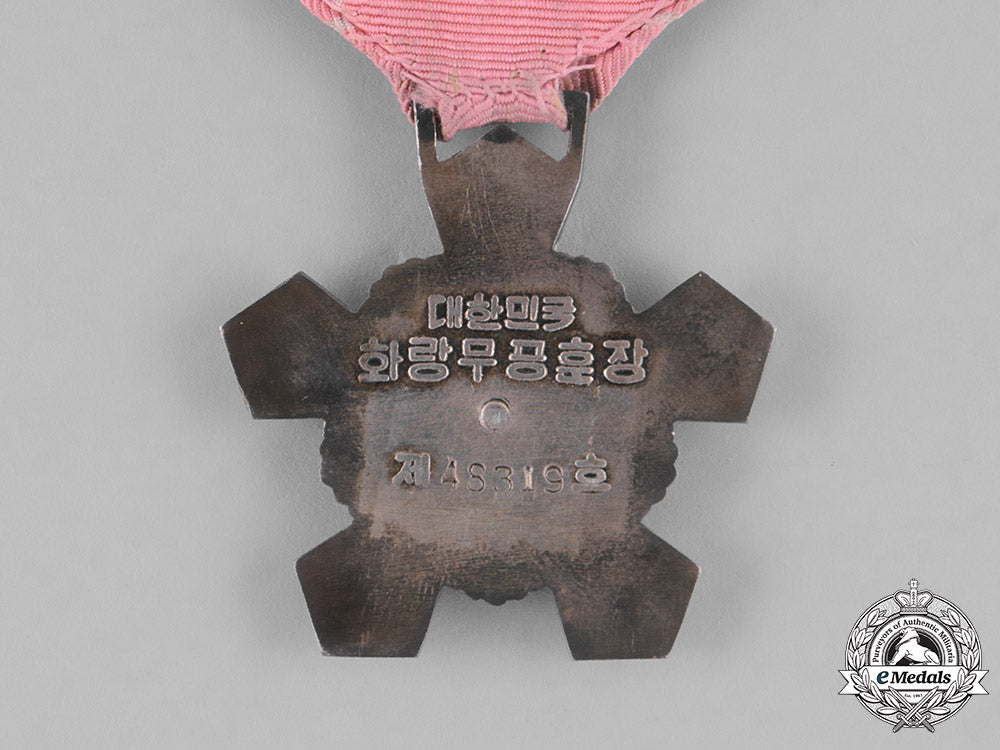 korea,_republic._an_order_of_military_merit,"_hwarang"_iv_class_badge_m181_6018_1