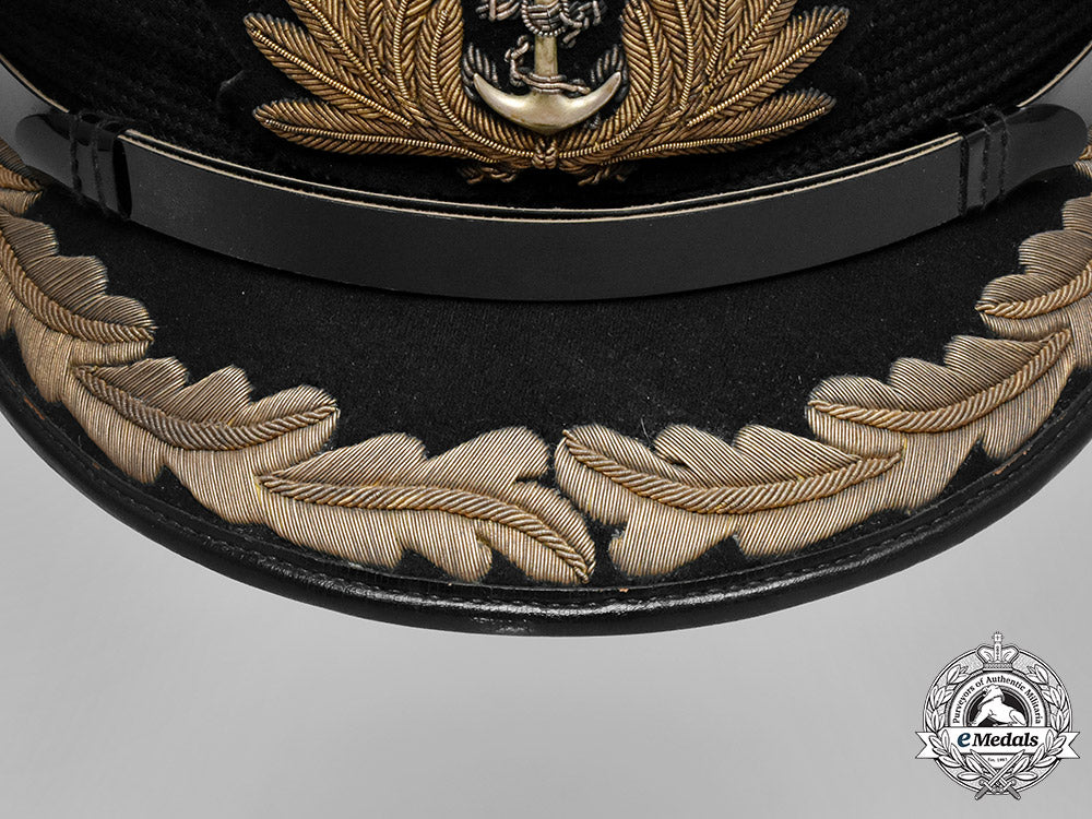 united_kingdom,_royal_navy._a_captain’s_visor_cap,_c.1941_m181_6246_1