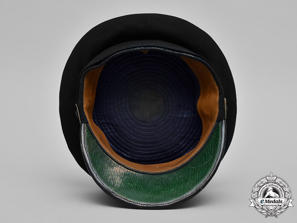 united_kingdom,_royal_navy._a_captain’s_visor_cap,_c.1941_m181_6247_1