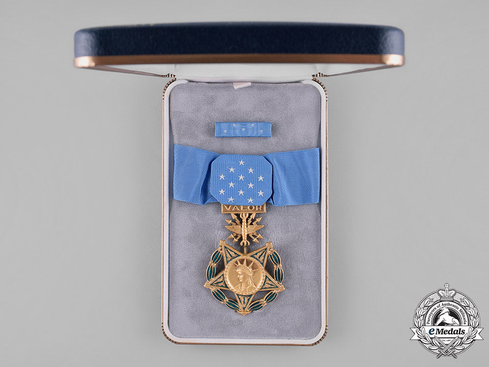 united_states._air_force_medal_of_honor_m181_7116