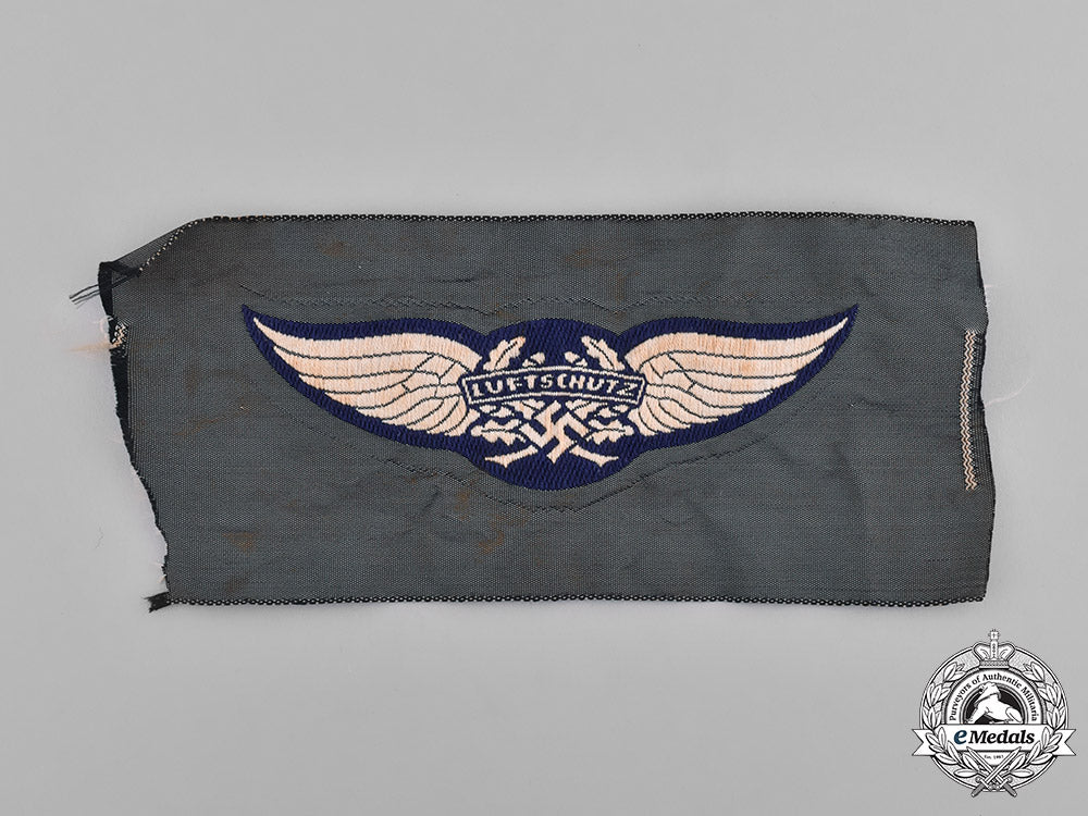 germany,_third_reich._a_group_of_second_war_period_uniform_insignia_m181_7921