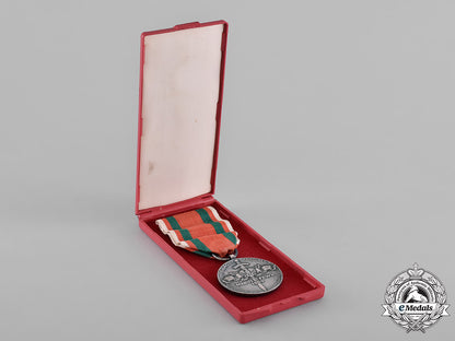 poland,_people’s_republic._a_polish_medal_for_second_war_communist_combatants_with_case_m181_8011