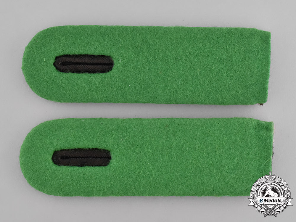 germany,_schutzpolizei._a_set_of_schutzpolizei(_protection_police)_oberwachtmeister_shoulder_boards,_c.1941_m181_8040