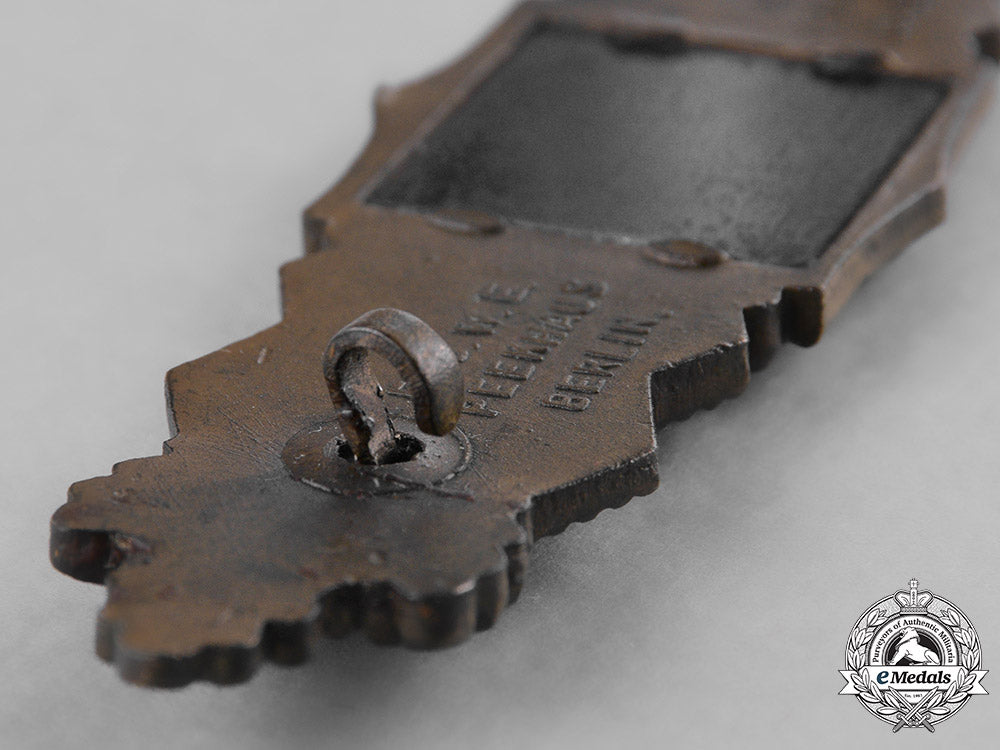 germany,_wehrmacht._a_close_combat_clasp,_bronze_grade,_by_arbeitsgemeinschaft_metall_und_kunststoff_m181_8494