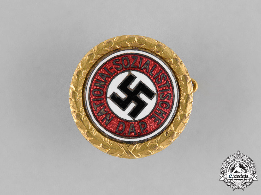 germany,_nsdap._a_nsdap_golden_party_badge_awarded_to_paul_masser,_by_deschler&_sohn_m181_8725