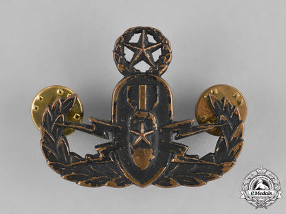 united_states._an_armed_forces_explosive_ordnance_disposal(_eod)_warfare_officer_insignia,_post1974_issue_m181_9208