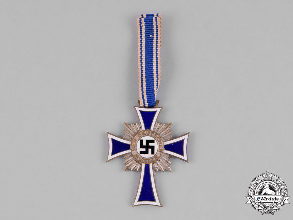 germany_third_reich._a_pair_of_second_war_german_women’s_awards_m181_9378