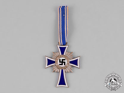 germany_third_reich._a_pair_of_second_war_german_women’s_awards_m181_9378