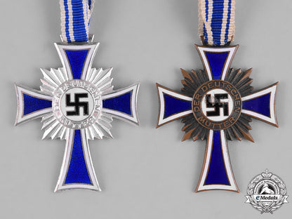 germany,_third_reich._a_pair_of_honour_crosses_of_the_german_mother_m181_9423