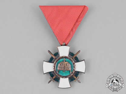 hungary,_kingdom._an_order_of_the_holy_crown,_v_class_knight_with_war_decoration&_swords,_c.1942_m182_0554