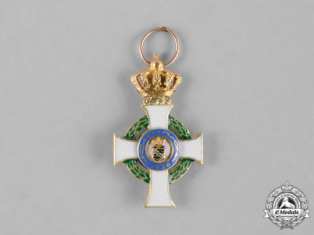 saxony,_kingdom._a_miniature_albrecht_order_in_gold,_i_class_knight_with_crown,_c.1905_m182_1367