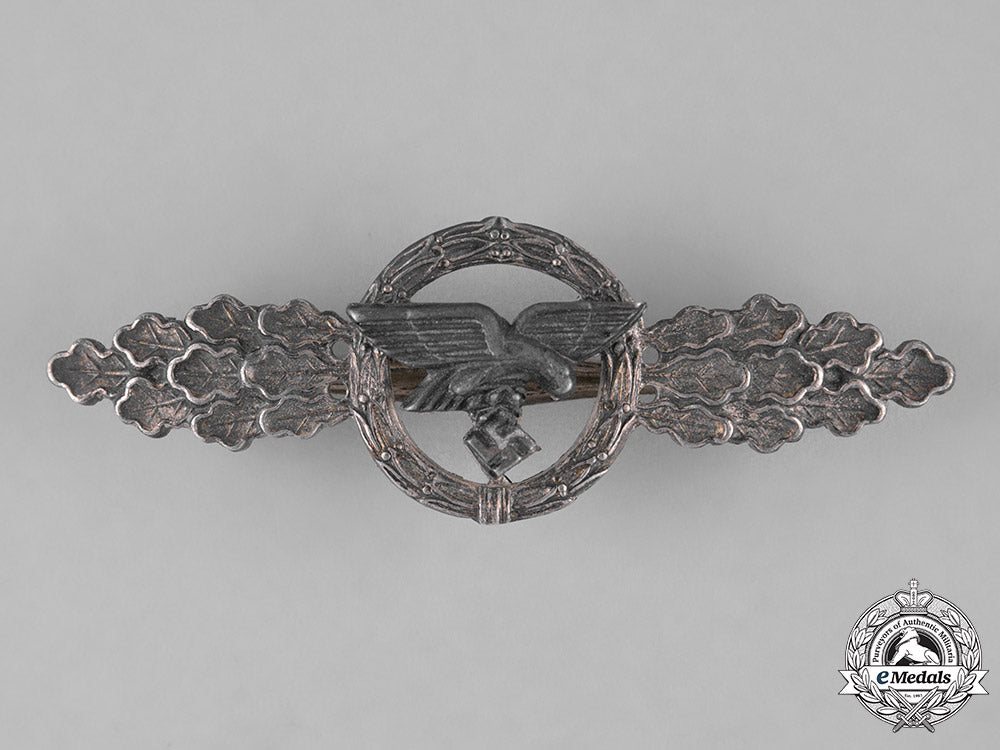 germany,_luftwaffe._a_luftwaffe_front_flying_clasp_for_transport_pilots,_silver_grade_m182_1571_2_2_1