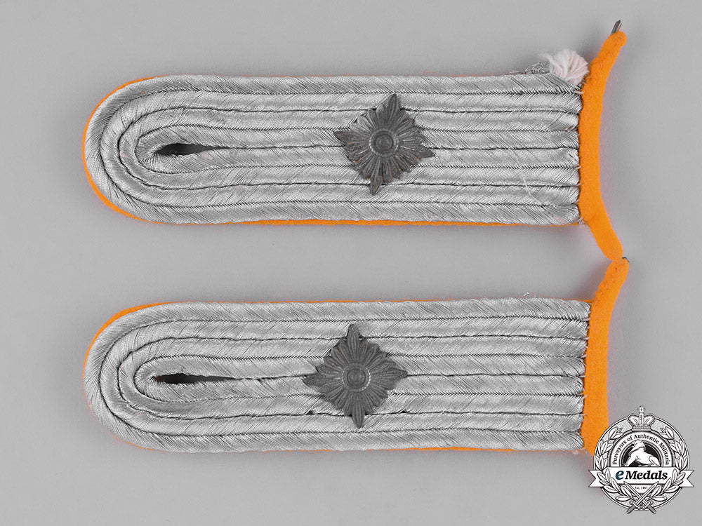 germany,_luftwaffe._a_pair_of_oberleutnant_paratroop/_flying_unit_shoulder_boards_m182_2331